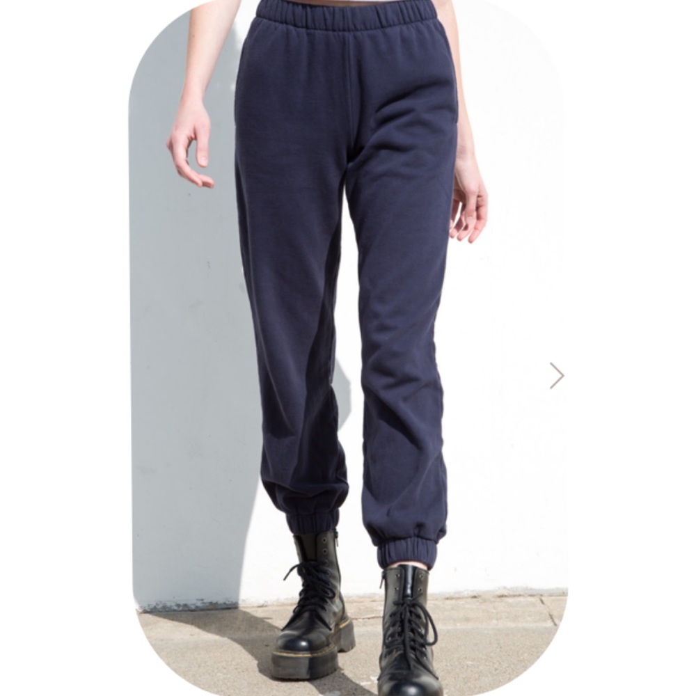 BRANDY MELVILLE ROSA SWEATPANTS. NAVY.